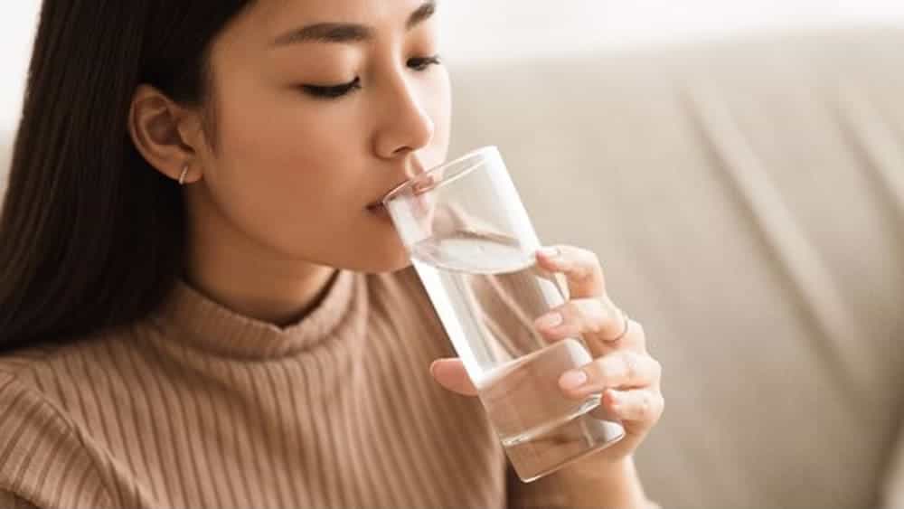 Uống nhiều nước hơn có thể giúp bạn giảm cân?